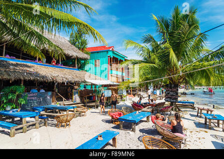 Koh rong isola villaggio principale bar e ristoranti in Cambogia Foto Stock