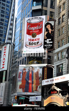 Dipinti di Andy Warhol e George Tooker appaiono sui cartelloni digitali a New York Times Square durante l'arte ovunque evento. Foto Stock