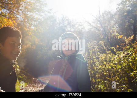 Ritratto di madre e figlio backlit la natura in autunno Foto Stock