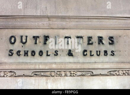 Outfitters Scuole & Club segno a Jenners Store, Edimburgo, Scozia Foto Stock