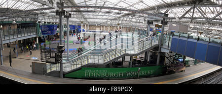 Stazione ferroviaria di Waverley Panorama, Edimburgo, Scozia con passeggeri Foto Stock