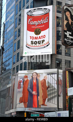 Dipinti di Andy Warhol e George Tooker appaiono sui cartelloni digitali a New York Times Square durante l'arte ovunque evento. Foto Stock