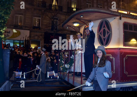 Bruxelles, Belgio-dicembre 14, 2014: RTL parata natalizia contaminano nel frame delle Meraviglie Invernali eventi si sposta dal Boulevard Anspach Foto Stock