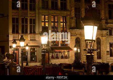 Bruxelles, Belgio-dicembre 8, 2014: illuminazione notturna di decorato per il Natale di Grand Place di prima mattina Foto Stock