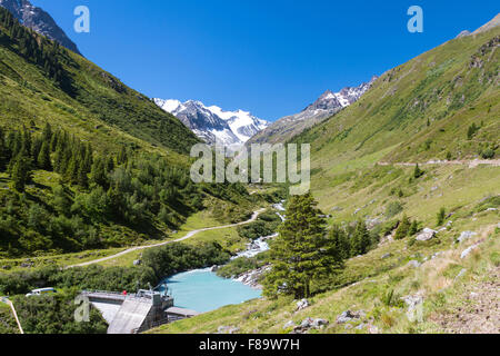 Una piccola diga per raccogliere acqua per un serbatoio sul modo per la Taschachalm in Mandarfen, Austria Foto Stock