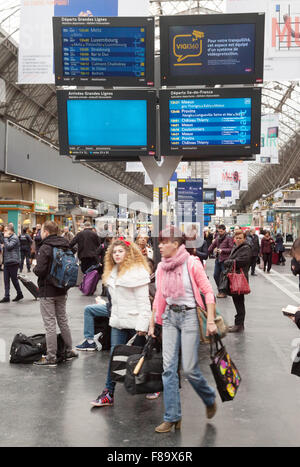 Passeggeri ferroviari dell'atrio, stazione ferroviaria Gare de l'Est, Parigi Francia Europa Foto Stock