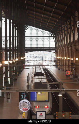 Un treno SNCF in attesa presso la piattaforma, stazione ferroviaria Gare du Nord, Paris Francia Europa Foto Stock