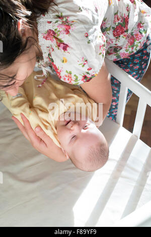 Bambino in braccio a sua madre. Mom mettere il bambino a dormire Foto Stock