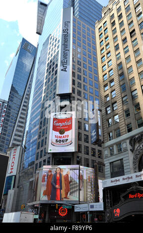 Andy Warhol e George Tooker dipinti appaiono sui cartelloni digitali di New York Times Square durante l'arte ovunque evento. Foto Stock