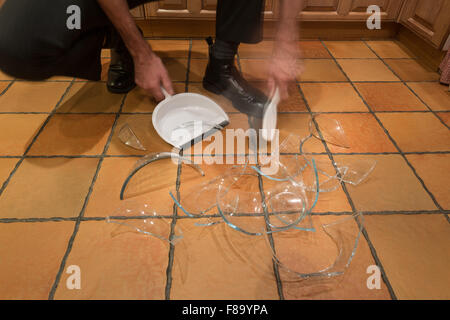Scampoli pila di vetri rotti sul pavimento dopo un incidente e in pyrex ciotola di vetro scivolato fuori le mani bagnate battuto sopra sbarcati sul pavimento Foto Stock
