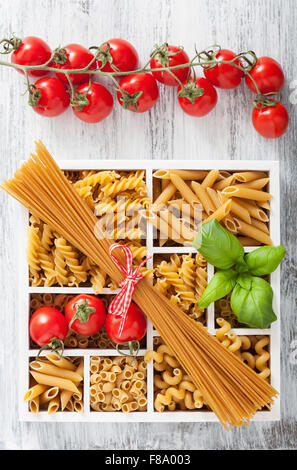 Varie materie cereali integrali la pasta in bianco scatola in legno Foto Stock