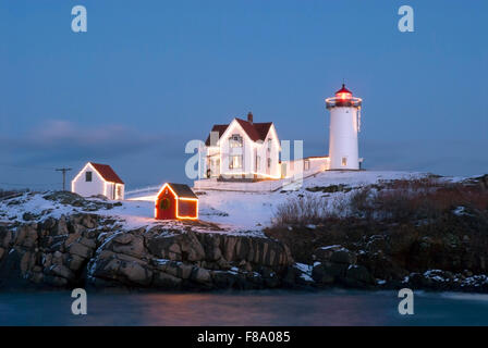 Cape Neddick faro in Maine si accende al crepuscolo e durante le festività conosciuta come 'l'illuminazione del Nubble' celebrazione. Foto Stock