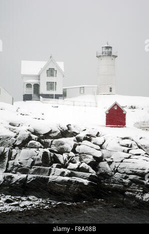 Cape Neddick (Nubble) faro in Maine guide mariners tutto l'anno, tra cui la Nuova Inghilterra le bufere di neve. Foto Stock