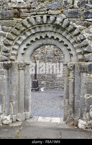 Portale romanico a Dysert chiesa circondata da un ordine di 12 teste umane Corofin County Clare Irlanda Foto Stock