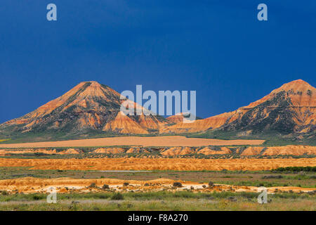 Bardenas Reales, tipica formazione di roccia, Arguedas, Bardenas Reales parco naturale. Riserva della Biosfera. La Navarra. Spagna. Foto Stock