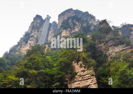 Ascensore per prendere un passeggero alla cima della montagna a Zhangjiajie parco nazionale ( Tian zhi shan ) ( Tianzi Mountain Riserva Naturale Foto Stock