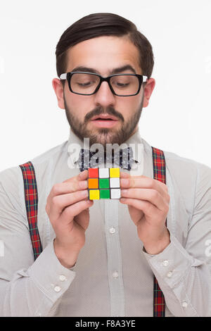 Bel ragazzo nerd con il cubo di Rubik Foto Stock