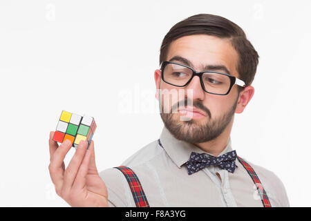 Bel ragazzo nerd con il cubo di Rubik Foto Stock