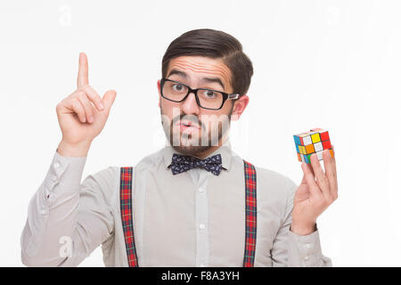 Bel ragazzo nerd con il cubo di Rubik Foto Stock