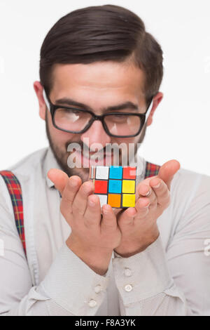 Bel ragazzo nerd con il cubo di Rubik Foto Stock