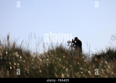 Un uomo birdwatching a Holme dune riserva naturale sulla costa di Norfolk. Foto Stock