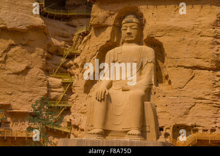Enorme statua di Buddha, Bing Ling Grotta e Tempio Ganshu Provincia, Cina Fiume Giallo Foto Stock