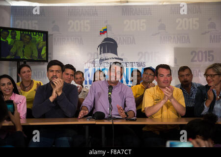 Caracas, Venezuela. Il 7 dicembre, 2015. L opposizione governatore dello Stato Miranda, Henrique Capriles(C), prende parte a una conferenza stampa a Caracas, Venezuela, il 7 dicembre, 2015. Secondo la stampa locale, Henrique Capriles fu unita durante la conferenza stampa da alcuni dei 99 deputati del consiglio di unità democratica eletti nelle elezioni parlamentari del dicembre 6. Credito: Gabriela Garcia/Xinhua/Alamy Live News Foto Stock