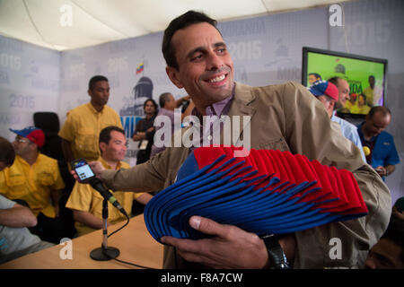 Caracas, Venezuela. Il 7 dicembre, 2015. L opposizione governatore dello Stato Miranda, Henrique Capriles (anteriore), prende parte a una conferenza stampa a Caracas, Venezuela, il 7 dicembre, 2015. Secondo la stampa locale, Henrique Capriles fu unita durante la conferenza stampa da alcuni dei 99 deputati del consiglio di unità democratica eletti nelle elezioni parlamentari del dicembre 6. Credito: Gabriela Garcia/Xinhua/Alamy Live News Foto Stock