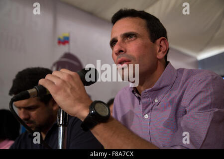 Caracas, Venezuela. Il 7 dicembre, 2015. L opposizione governatore dello Stato Miranda, Henrique Capriles, prende parte a una conferenza stampa a Caracas, Venezuela, il 7 dicembre, 2015. Secondo la stampa locale, Henrique Capriles fu unita durante la conferenza stampa da alcuni dei 99 deputati del consiglio di unità democratica eletti nelle elezioni parlamentari del dicembre 6. Credito: Gabriela Garcia/Xinhua/Alamy Live News Foto Stock