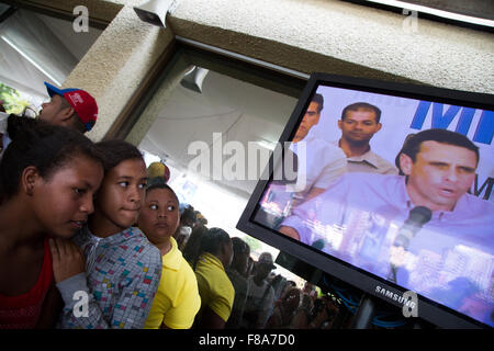 Caracas, Venezuela. Il 7 dicembre, 2015. La gente guarda la conferenza stampa dell'opposizione governatore dello Stato Miranda, Henrique Capriles a Caracas, Venezuela, il 7 dicembre, 2015. Secondo la stampa locale, Henrique Capriles fu unita durante la conferenza stampa da alcuni dei 99 deputati del consiglio di unità democratica eletti nelle elezioni parlamentari del dicembre 6. Credito: Gabriela Garcia/Xinhua/Alamy Live News Foto Stock