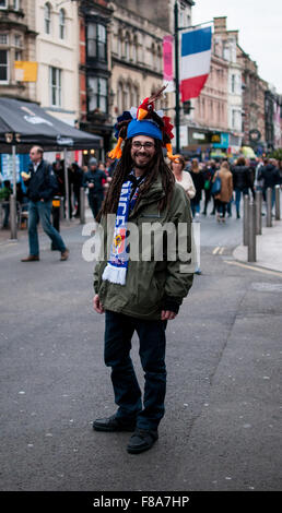 Cardiff, Galles, 17 ottobre 2015. Un sostenitore francese pone per le strade di Cardiff. Foto Stock