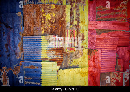 Un abstract immagine di sfondo della bandiera di Andorra dipinta su di rusty ferro corrugato fogli sovrapposti per formare una parete Foto Stock