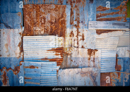 Un abstract immagine di sfondo della bandiera dell'Argentina dipinta su di rusty ferro corrugato fogli sovrapposti per formare una parete Foto Stock