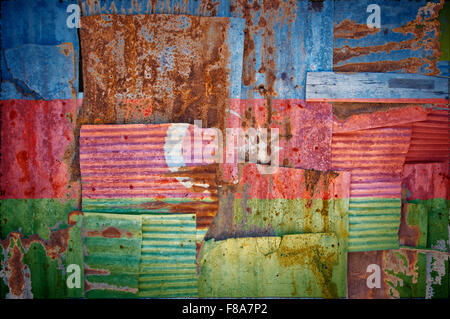 Un abstract immagine di sfondo della bandiera di Azerbaigian dipinta su di rusty ferro corrugato fogli sovrapposti per formare una parete Foto Stock