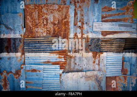 Un abstract immagine di sfondo di bandiera del Botswana dipinta su di rusty ferro corrugato fogli sovrapposti per formare una parete Foto Stock