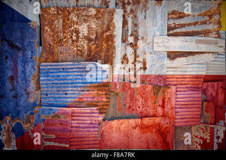 Un abstract immagine di sfondo della bandiera della Repubblica ceca dipinta su di rusty ferro corrugato fogli sovrapposti per formare una parete Foto Stock