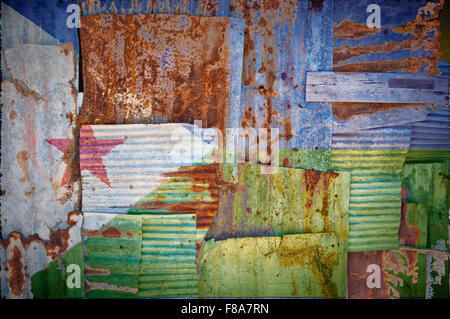 Un abstract immagine di sfondo di bandiera del Gibuti dipinta su di rusty ferro corrugato fogli sovrapposti per formare una parete Foto Stock