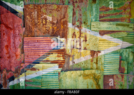 Un abstract immagine di sfondo della bandiera della Guyana dipinta su di rusty ferro corrugato fogli sovrapposti per formare una parete Foto Stock