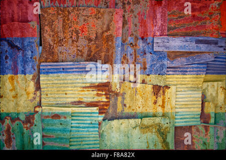 Un abstract immagine di sfondo della bandiera di Maurizio dipinta su di rusty ferro corrugato fogli sovrapposti per formare una parete Foto Stock