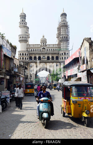 Il bellissimo monumento Charminar e il vivace mercato intorno ad esso. Foto Stock