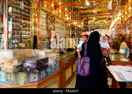 Schiave colorata sul display nella colorata Laad bazaar a Hyderabad. Foto Stock