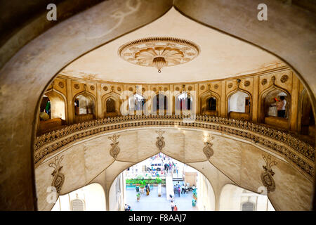 Il bellissimo monumento Charminar e il vivace mercato intorno ad esso. Foto Stock