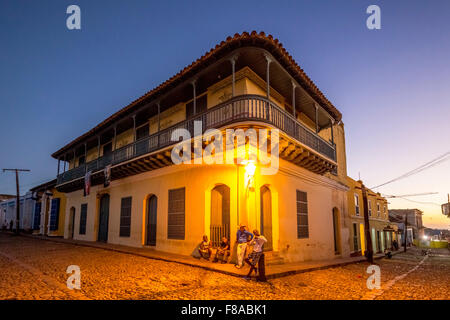 Casa nel centro storico di Trinidad con i giovani cubani, scena notturna, il blu ora, Trinidad, Cuba, Sancti Spíritus, America del Nord Foto Stock