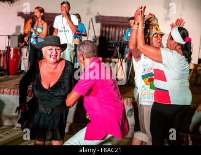 Vecchi balli cubani sul mercato Salza alla musica di una band dal vivo, Trinidad, Cuba, Sancti Spíritus, America del Nord Foto Stock