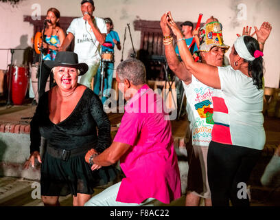 Vecchi balli cubani sul mercato Salza alla musica di una band dal vivo, Trinidad, Cuba, Sancti Spíritus, America del Nord Foto Stock