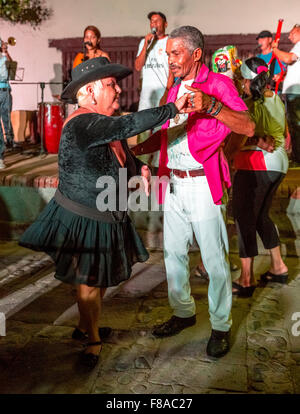 Vecchi balli cubani sul mercato Salza alla musica di una band dal vivo, Trinidad, Cuba, Sancti Spíritus, America del Nord Foto Stock