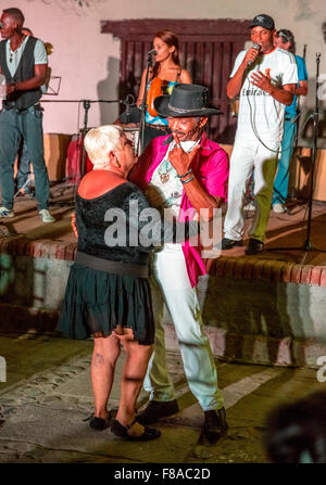 Vecchi balli cubani sul mercato Salza alla musica di una band dal vivo, Trinidad, Cuba, Sancti Spíritus, America del Nord Foto Stock