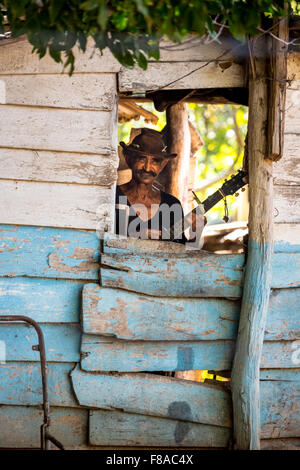 Coltivatori di canna da zucchero nella Valle de los Ingenios a suonare la chitarra e cantare per turisti, Cappello in cuoio, vecchio, Trinidad, Cuba, Foto Stock