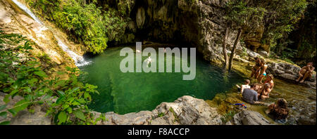 Piccolo lago nella Valle de los Ingenios con turisti, acqua chiara, lago, grotta, Wassserfall, rock, profondità, Trinidad, Cuba, Foto Stock