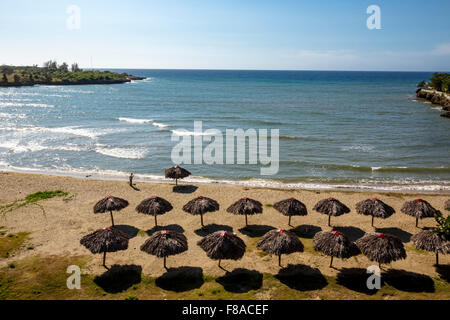 Ombrelloni fatte di foglie di palma, spiaggia sulla costa caraibica di Cuba, la spiaggia di Yaguanabo sul lato sud del Mar dei Caraibi Foto Stock
